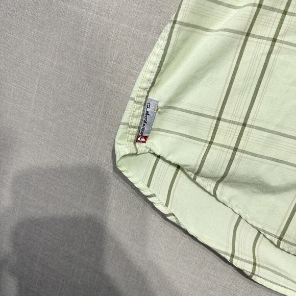 Quiksilver Men’s Shirt Small Button Up Green Short Sleeve Plaid Party - Picture 3 of 13